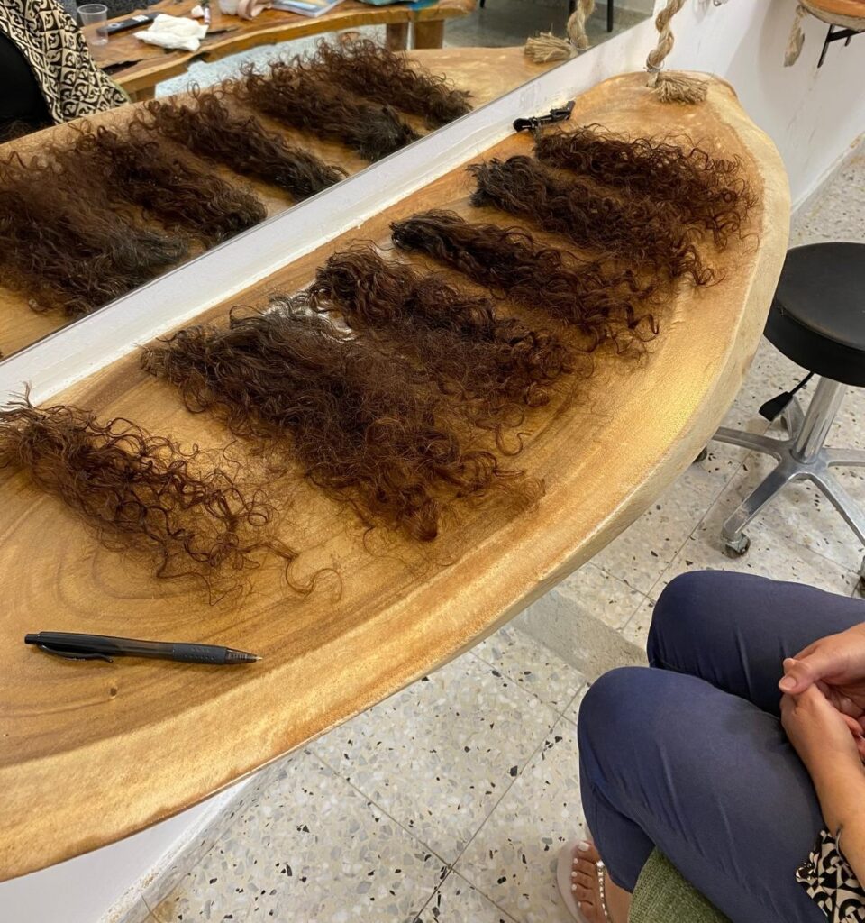 שיער טבעי נתפר לכדי פאה לחולת סרטן - עמותת שערות בסערות