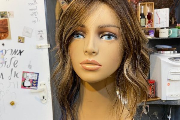 פאה של מתמודדת עם סרטן על בובה - שערות בסערות